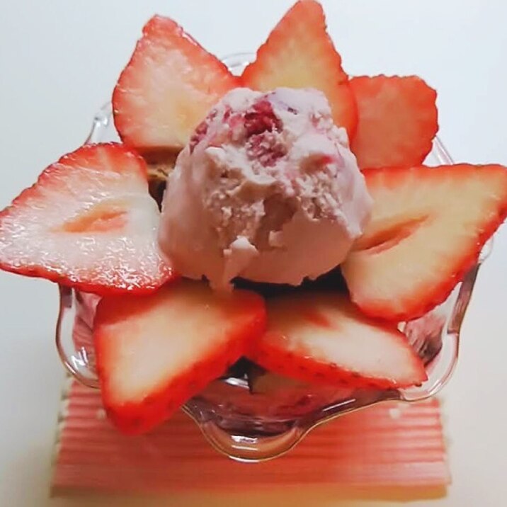 苺とアイスとラスクのデザート